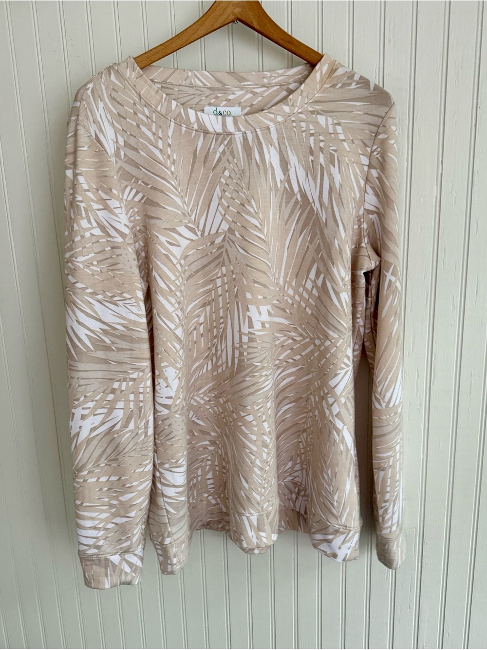 D&Co active long sleeve top size S Palm-Print in Beige
